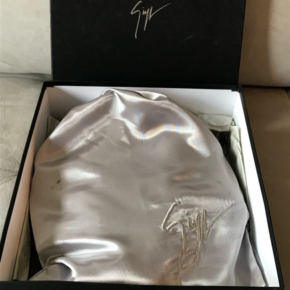 GIUSEPPE ZANOTTI


PRE-OWNED | Floral Cut-outs Suede Booties | Size 39.5 - Picture 7 of 8